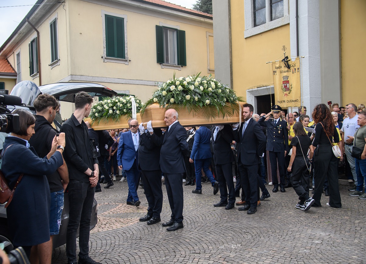 Strage di Paderno, chiesa gremita per funerali. Uomo interrompe la cerimonia: “Ho la soluzione a questi omicidi” Strage di Paderno, chiesa gremita per funerali. Uomo interrompe la cerimonia: “Ho la soluzione a questi omicidi”