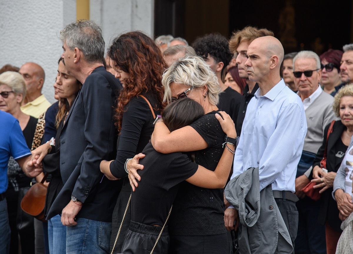 Strage di Paderno, chiesa gremita per funerali. Uomo interrompe la cerimonia: “Ho la soluzione a questi omicidi” Strage di Paderno, chiesa gremita per funerali. Uomo interrompe la cerimonia: “Ho la soluzione a questi omicidi”