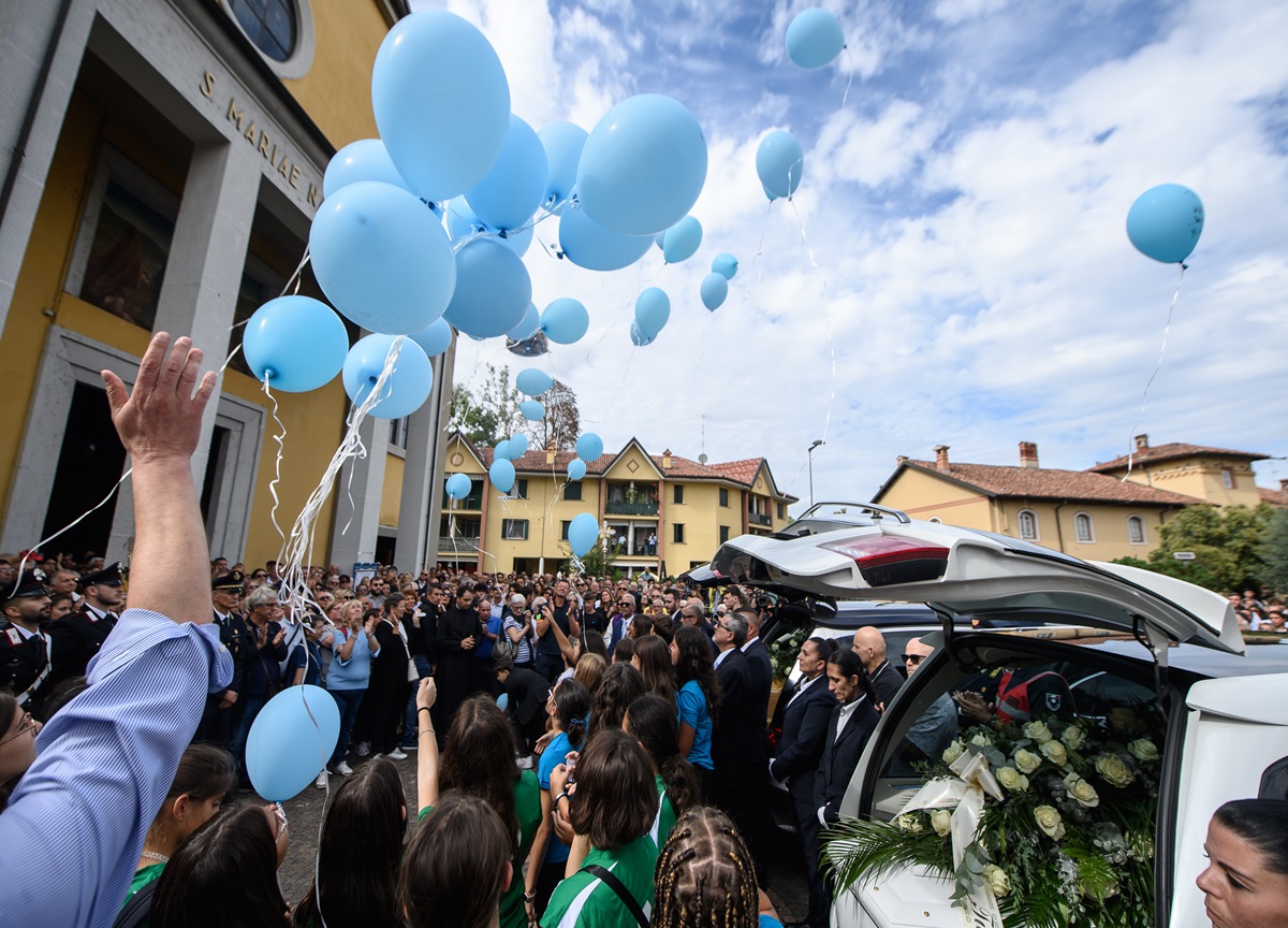 Strage di Paderno, chiesa gremita per funerali. Uomo interrompe la cerimonia: “Ho la soluzione a questi omicidi” Strage di Paderno, chiesa gremita per funerali. Uomo interrompe la cerimonia: “Ho la soluzione a questi omicidi”