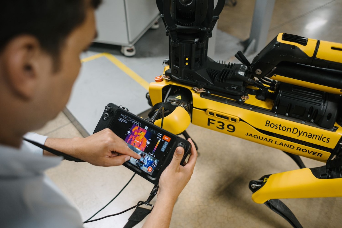 JLR svela “Rover”, il cane robot guardiano che utilizza l’AI per la sicurezza e l’efficienza JLR svela “Rover”, il cane robot guardiano che utilizza l’AI per la sicurezza e l’efficienza
