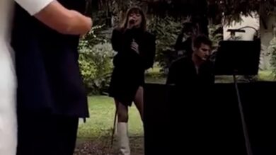 Annalisa canta al matrimonio del suo ex Davide Simonetta. E al pianoforte con lei suo marito