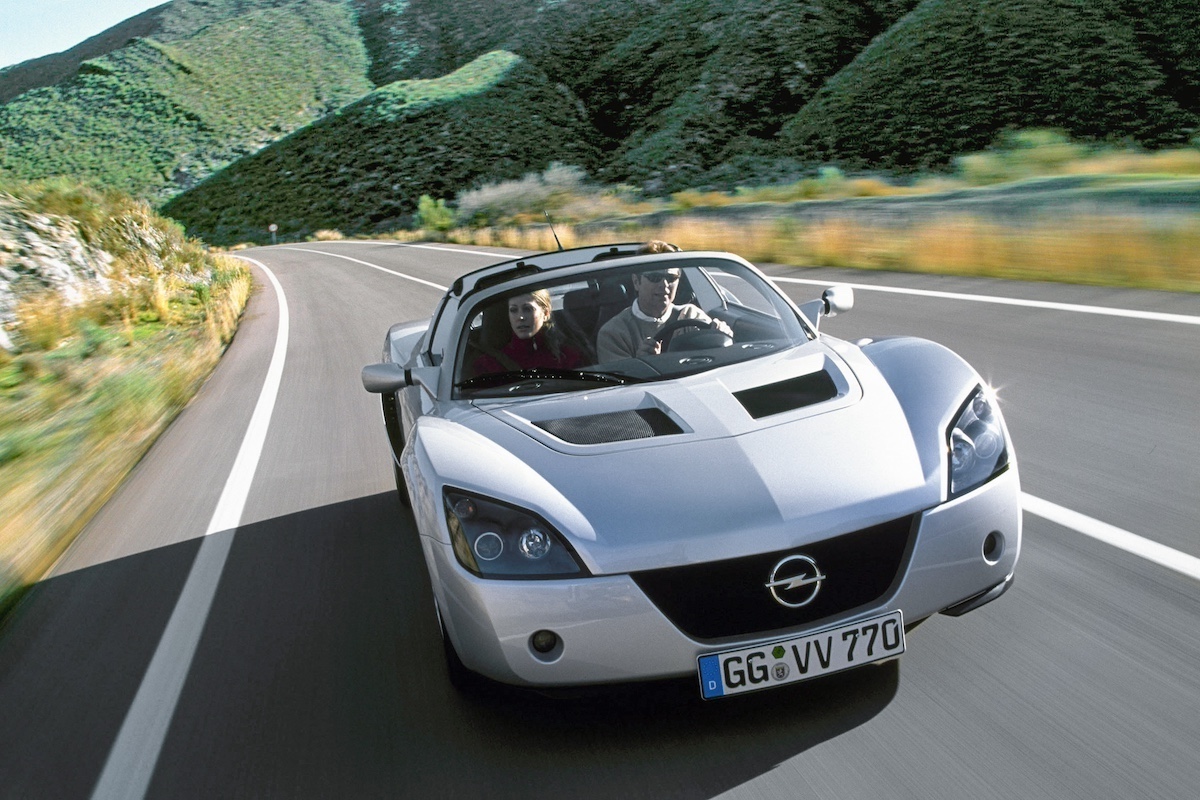 Opel Speedster Turbo, vent’anni di velocità pura e maneggevolezza estrema