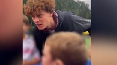 Sinner torna a casa e fa una sorpresa ai piccoli calciatori del Brunico