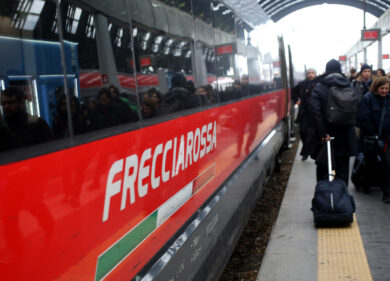 Treni, nuova domenica di disagi: guasto sulla Milano-Bologna. Ritardi fino a 2 ore e cancellazioni per l’Alta velocità
