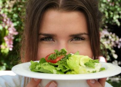 Rischio listeria, allarme per l’insalata in busta: ecco i marchi da evitare