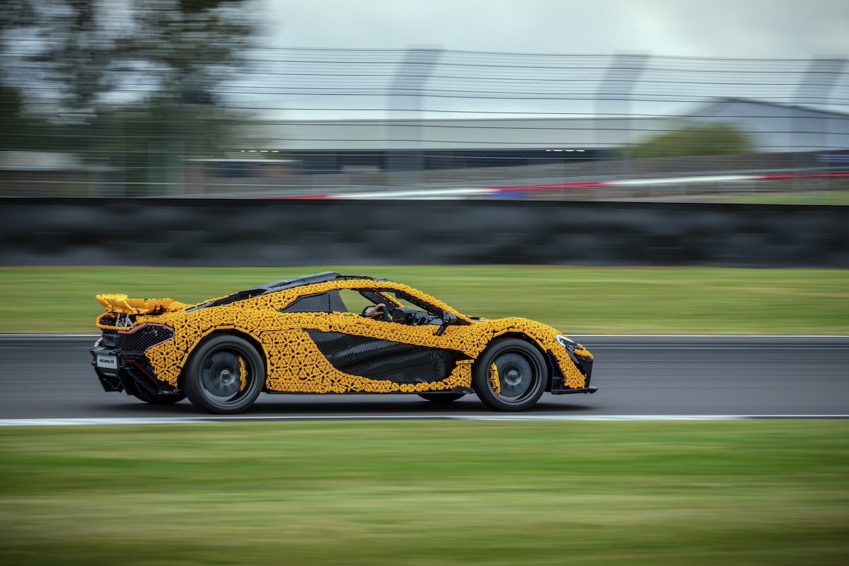 Lando Norris guida una McLaren P1™ LEGO® Technic a grandezza naturale sul circuito di Silverstone Lando Norris guida una McLaren P1™ LEGO® Technic a grandezza naturale sul circuito di Silverstone