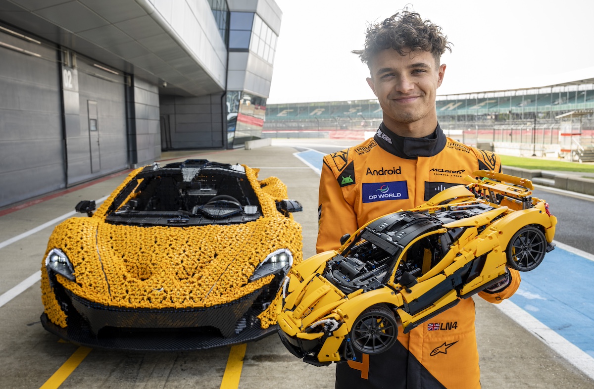 Lando Norris guida una McLaren P1™ LEGO® Technic a grandezza naturale sul circuito di Silverstone Lando Norris guida una McLaren P1™ LEGO® Technic a grandezza naturale sul circuito di Silverstone