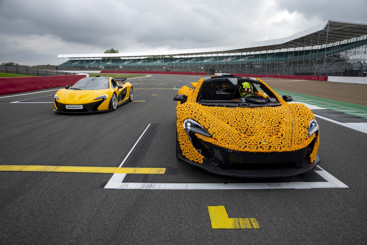 Lando Norris guida una McLaren P1™ LEGO® Technic a grandezza naturale sul circuito di Silverstone Lando Norris guida una McLaren P1™ LEGO® Technic a grandezza naturale sul circuito di Silverstone