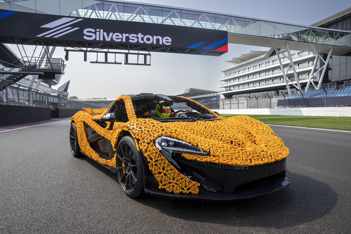 Lando Norris guida una McLaren P1™ LEGO® Technic a grandezza naturale sul circuito di Silverstone Lando Norris guida una McLaren P1™ LEGO® Technic a grandezza naturale sul circuito di Silverstone