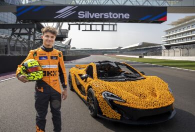 Lando Norris guida una McLaren P1™ LEGO® Technic a grandezza naturale sul circuito di Silverstone