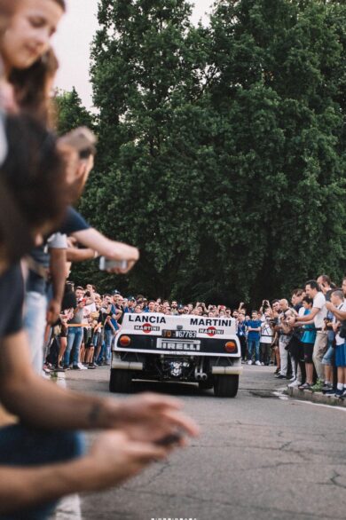 Incidente al Salone dell’auto di Torino, una Lancia 037 perde il controllo e finisce sulla folla: 12 feriti. VIDEO