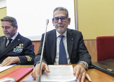 L’ex capo dell’Aise contro Repubblica: “Reputazione gravemente lesa”
