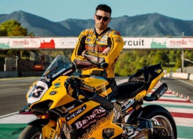 Incidente fatale per il pilota milanese Luca Salvadori, il team rivale si ritira per fargli vincere il titolo: “Campione per sempre”