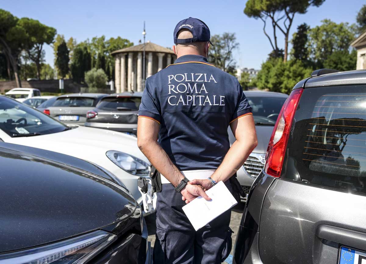 Roma, il sacrificio del pedone. Vigili a guardare il caos e cantieri in ritardo. E il Vaticano osserva in silenzio