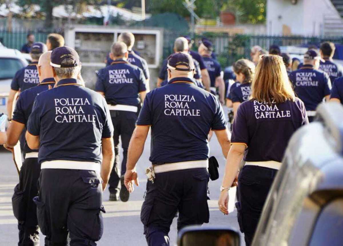 Roma, il Comando ordina i vigili eseguono: “Cercate chi attacca manifesti contro Gualtieri”. Ma è Alemanno Roma, il Comando ordina i vigili eseguono: “Cercate chi attacca manifesti contro Gualtieri”. Ma è Alemanno