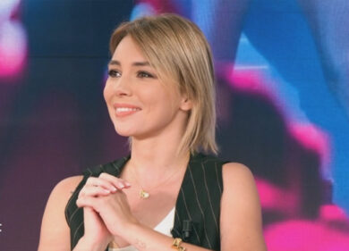 Neonati seppelliti in giardino a Parma, madre accusata di infanticidio. Gravidanza indesiderata e famiglia assente: che cosa c’è dietro