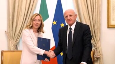 Meloni-De Luca, dopo le frecciatine pace fatta: firmato l’accordo per lo sviluppo e la coesione per 3,5 miliardi
