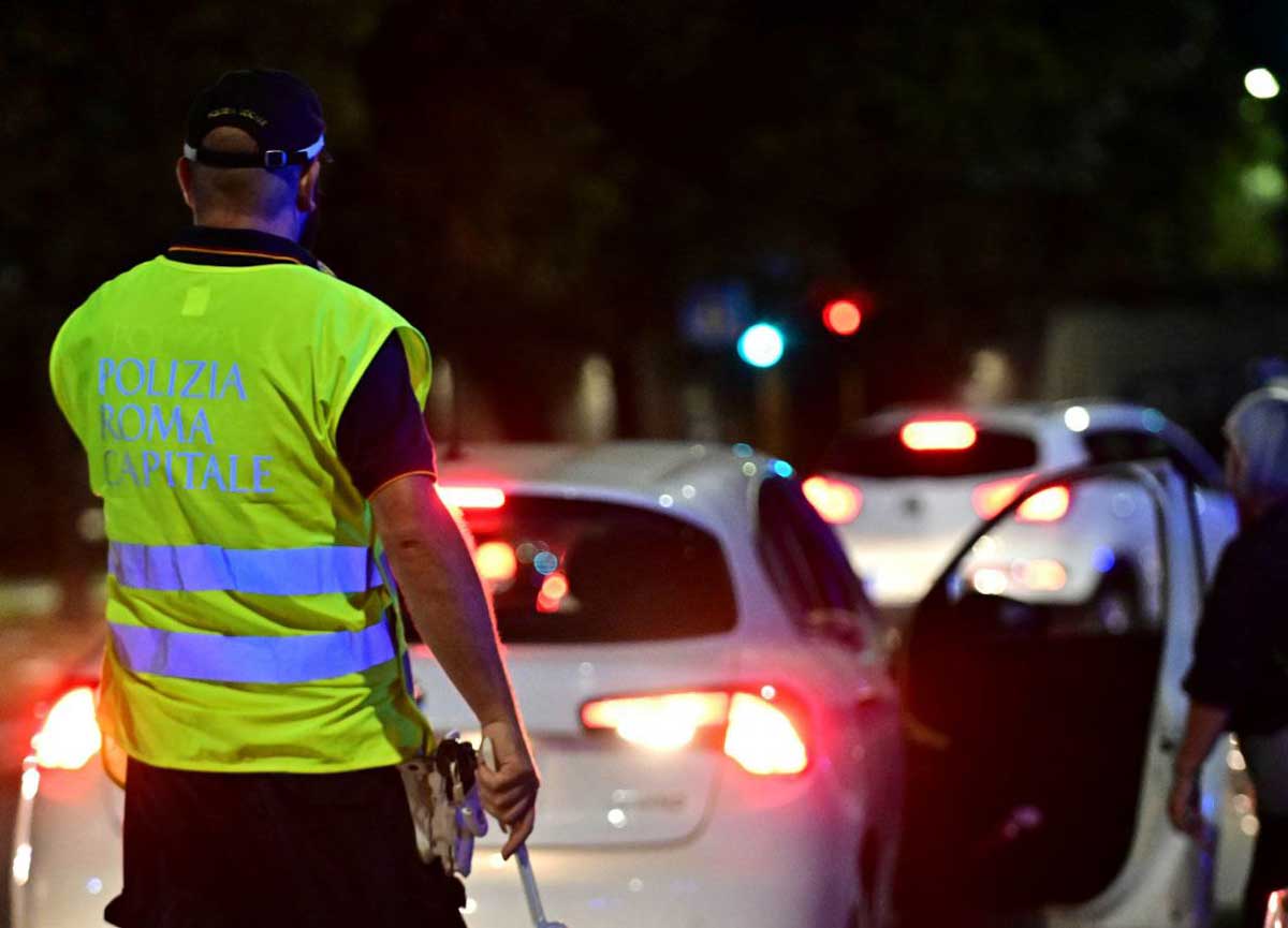 Vigili urbani, la bufera sul Giubileo: nel 2000 7400 agenti, il prossimo anno saranno 6000. I numeri veri Vigili urbani, la bufera sul Giubileo: nel 2000 7400 agenti, il prossimo anno saranno 6000. I numeri veri