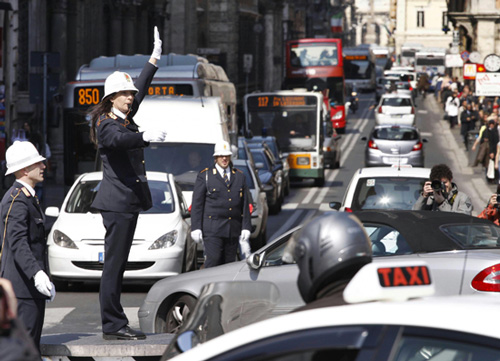 Vigili urbani, la bufera sul Giubileo: nel 2000 7400 agenti, il prossimo anno saranno 6000. I numeri veri Vigili urbani, la bufera sul Giubileo: nel 2000 7400 agenti, il prossimo anno saranno 6000. I numeri veri