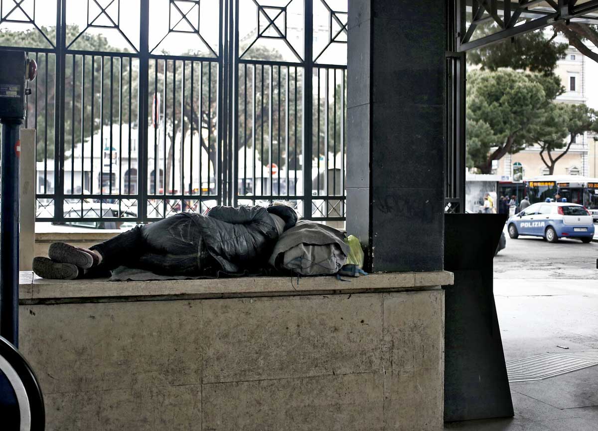 I diritti degli ultimi, dalla residenza alla Sanità. La Caritas: “A Roma ci sono 23 mila senza fissa dimora” I diritti degli ultimi, dalla residenza alla Sanità. La Caritas: “A Roma ci sono 23 mila senza fissa dimora”