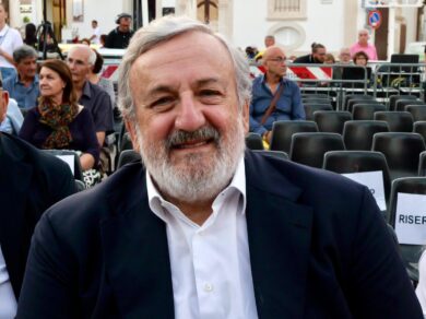 Puglia, Emiliano: dopo gli arredi spunta il bar griffato. Altro marchio di famiglia a Bari