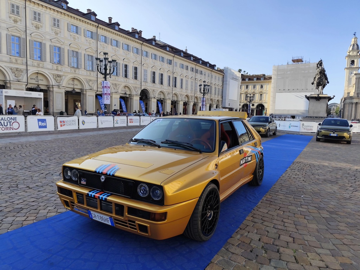 Lancia Amiki Miei 2024, la nuova Ypsilon celebra l’elettrificazione tra le strade di Torino