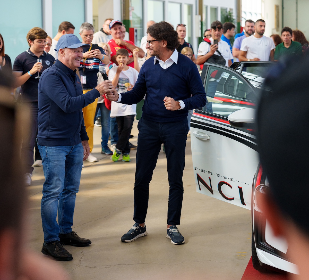 Lancia Amiki Miei 2024, la nuova Ypsilon celebra l’elettrificazione tra le strade di Torino