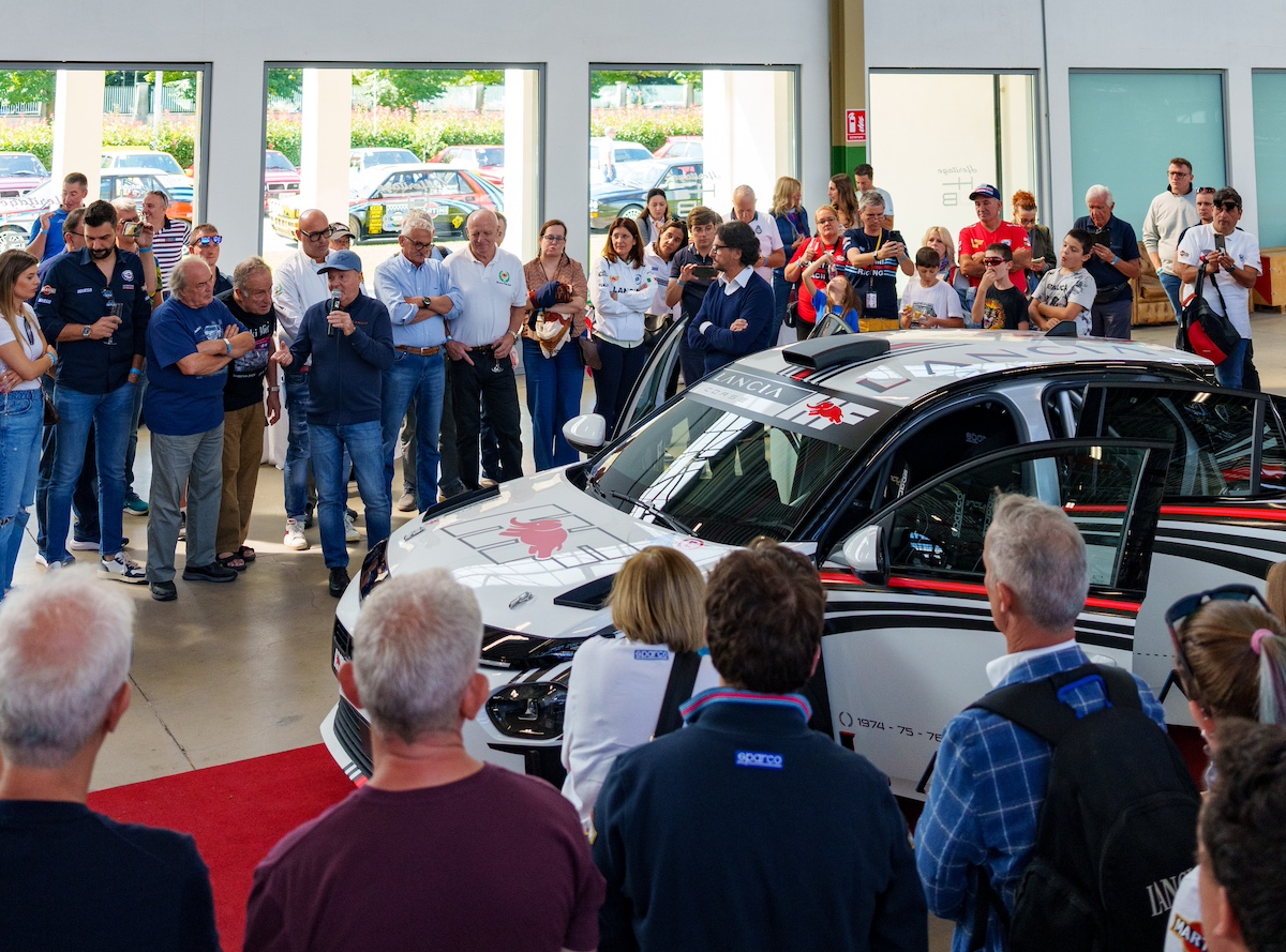 Lancia Amiki Miei 2024, la nuova Ypsilon celebra l’elettrificazione tra le strade di Torino
