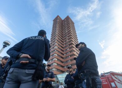 Milano, palazzo di 21 piani in fiamme: evacuate 100 persone, 3 in ospedale