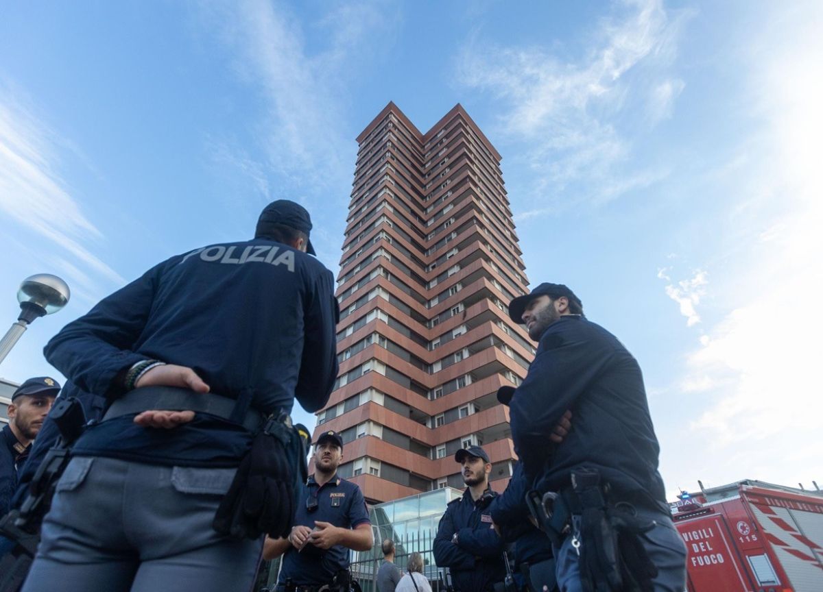 Milano, palazzo di 21 piani in fiamme: evacuate 100 persone, 3 in ospedale Milano, palazzo di 21 piani in fiamme: evacuate 100 persone, 3 in ospedale