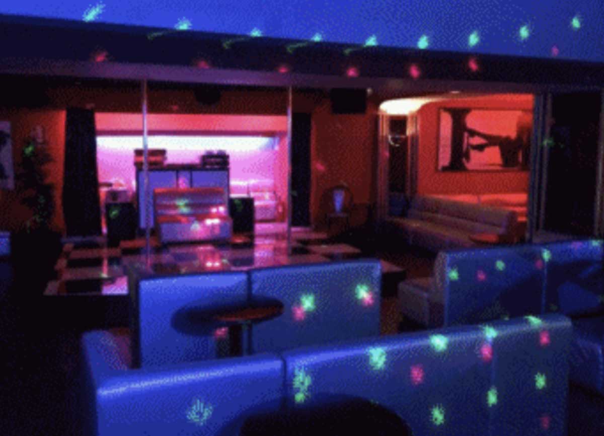 Prostitute e festini nel tempio della lap dance romana: chiuso l’Elite 2 di via dell’Umiltà e 2 arresti Prostitute e festini nel tempio della lap dance romana: chiuso l’Elite 2 di via dell’Umiltà e 2 arresti