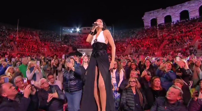 Tiziano Ferro bacia Elodie per celebrare il primo singolo insieme. FOTO Tiziano Ferro bacia Elodie per celebrare il primo singolo insieme. FOTO