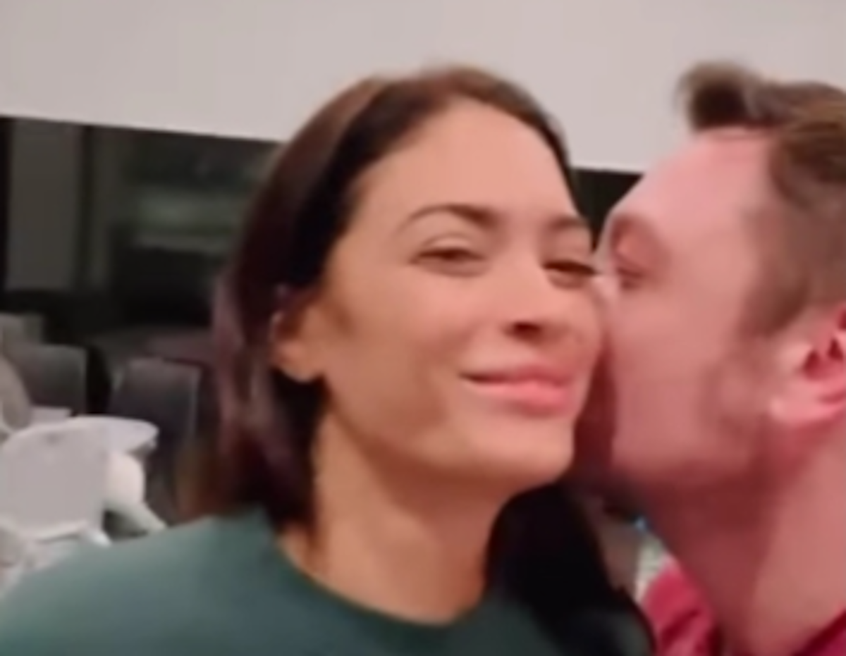 Tiziano Ferro bacia Elodie per celebrare il primo singolo insieme. FOTO Tiziano Ferro bacia Elodie per celebrare il primo singolo insieme. FOTO