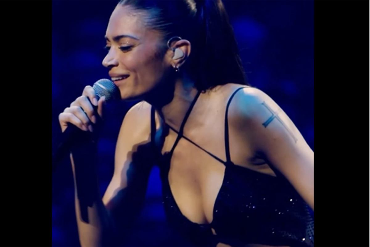 Tiziano Ferro bacia Elodie per celebrare il primo singolo insieme. FOTO Tiziano Ferro bacia Elodie per celebrare il primo singolo insieme. FOTO
