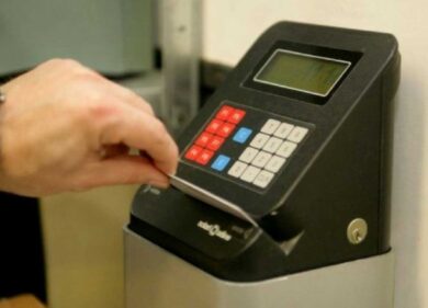 Timbrava il cartellino e andava dal barbiere o a fare la spesa: indagato un primario di pediatria