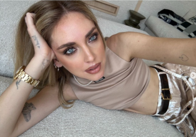 Tony Effe pubblica “Chiara”, clamorosa replica a Fedez. Insulti pesanti al rapper. Ascolta qui il brano