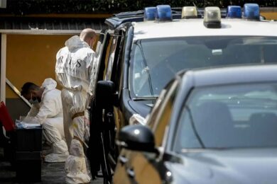 Neonati seppelliti in giardino a Parma: due amiche di Chiara Petrolini nel mirino della Procura