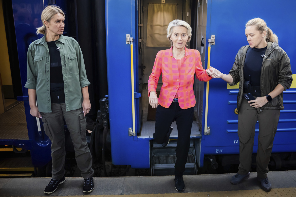 Guerra in Ucraina, von der Leyen vola a Kiev: “Dall’Ue fino a 35 miliardi di prestito” Guerra in Ucraina, von der Leyen vola a Kiev: “Dall’Ue fino a 35 miliardi di prestito”
