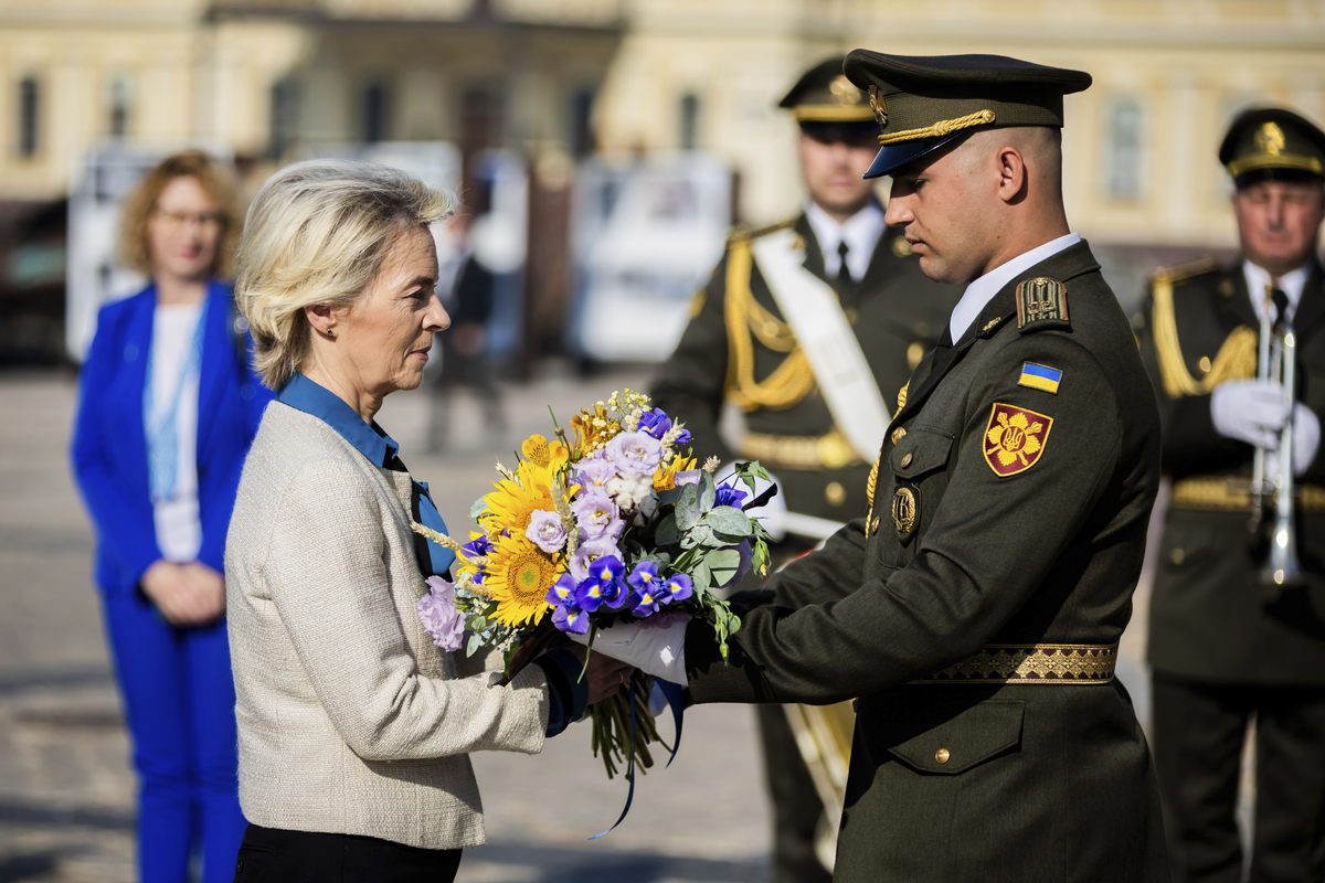 Guerra in Ucraina, von der Leyen vola a Kiev: “Dall’Ue fino a 35 miliardi di prestito” Guerra in Ucraina, von der Leyen vola a Kiev: “Dall’Ue fino a 35 miliardi di prestito”