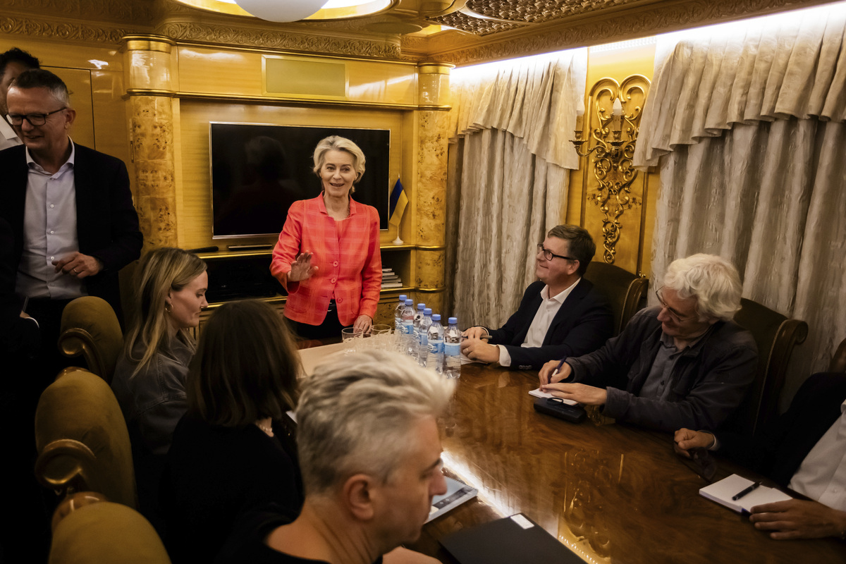 Guerra in Ucraina, von der Leyen vola a Kiev: “Dall’Ue fino a 35 miliardi di prestito” Guerra in Ucraina, von der Leyen vola a Kiev: “Dall’Ue fino a 35 miliardi di prestito”