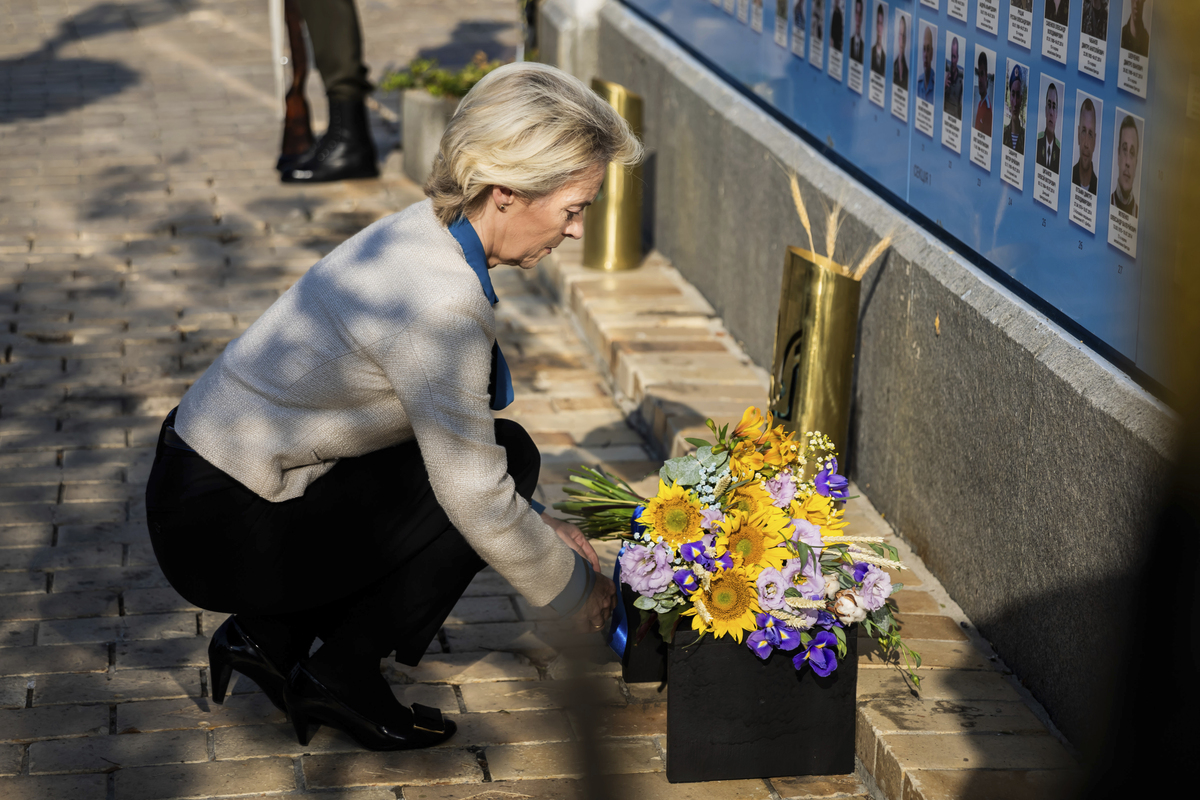 Guerra in Ucraina, von der Leyen vola a Kiev: “Dall’Ue fino a 35 miliardi di prestito” Guerra in Ucraina, von der Leyen vola a Kiev: “Dall’Ue fino a 35 miliardi di prestito”