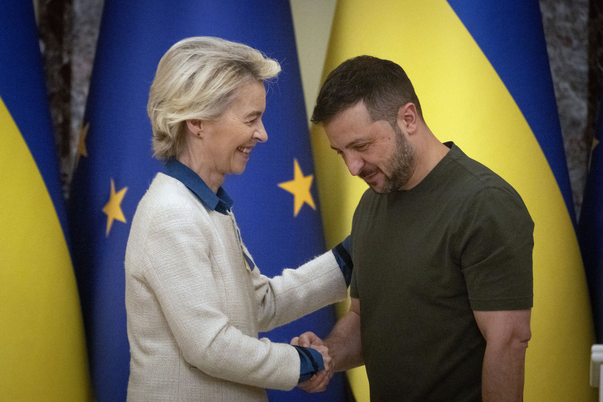 Guerra in Ucraina, von der Leyen vola a Kiev: “Dall’Ue fino a 35 miliardi di prestito” Guerra in Ucraina, von der Leyen vola a Kiev: “Dall’Ue fino a 35 miliardi di prestito”