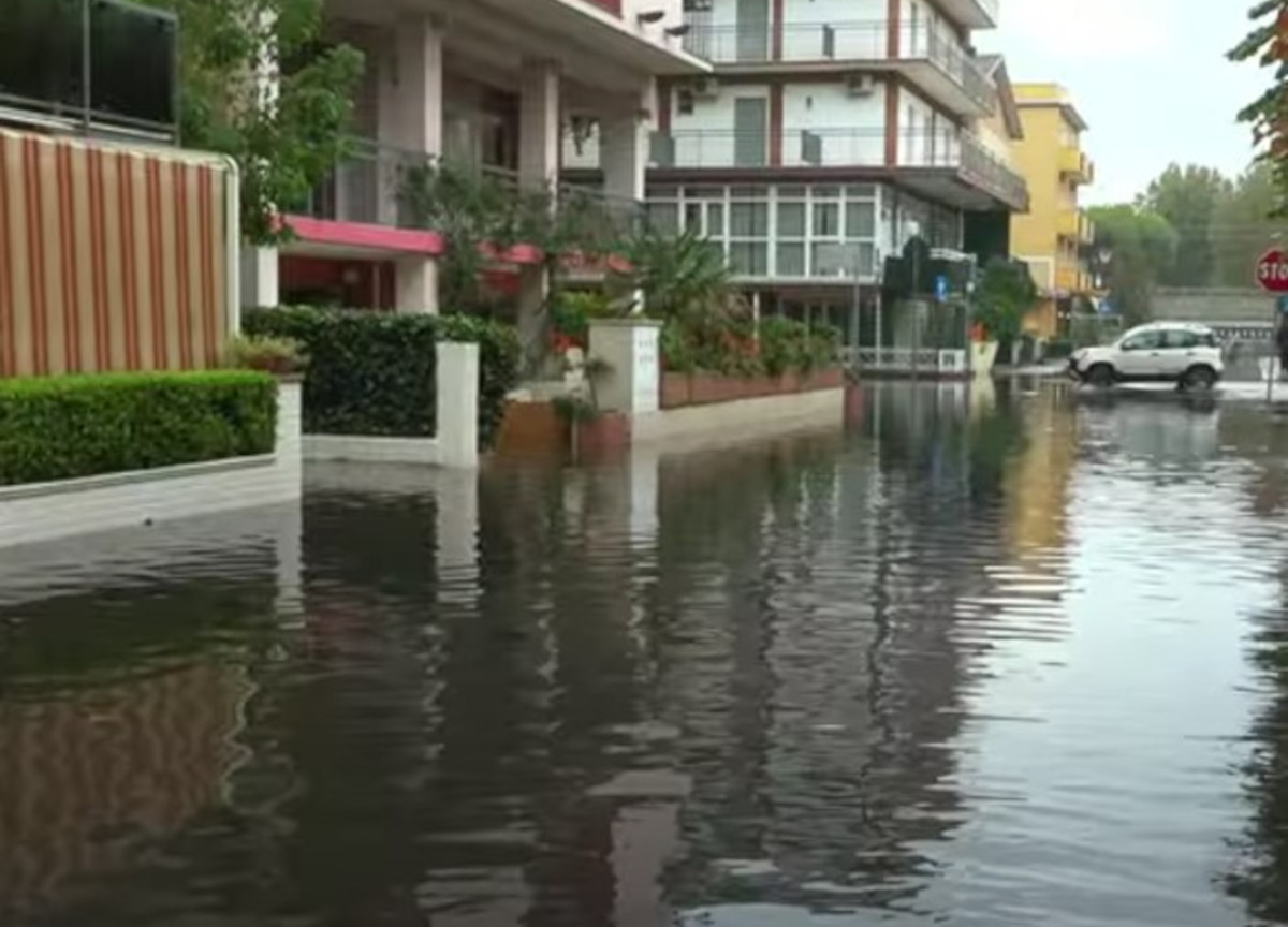 Maltempo, migliora il meteo sull’Emilia Romagna ma resta l’allerta rossa. Meloni: “Stato di emergenza, pronti 20 milioni” Maltempo, migliora il meteo sull’Emilia Romagna ma resta l’allerta rossa. Meloni: “Stato di emergenza, pronti 20 milioni”