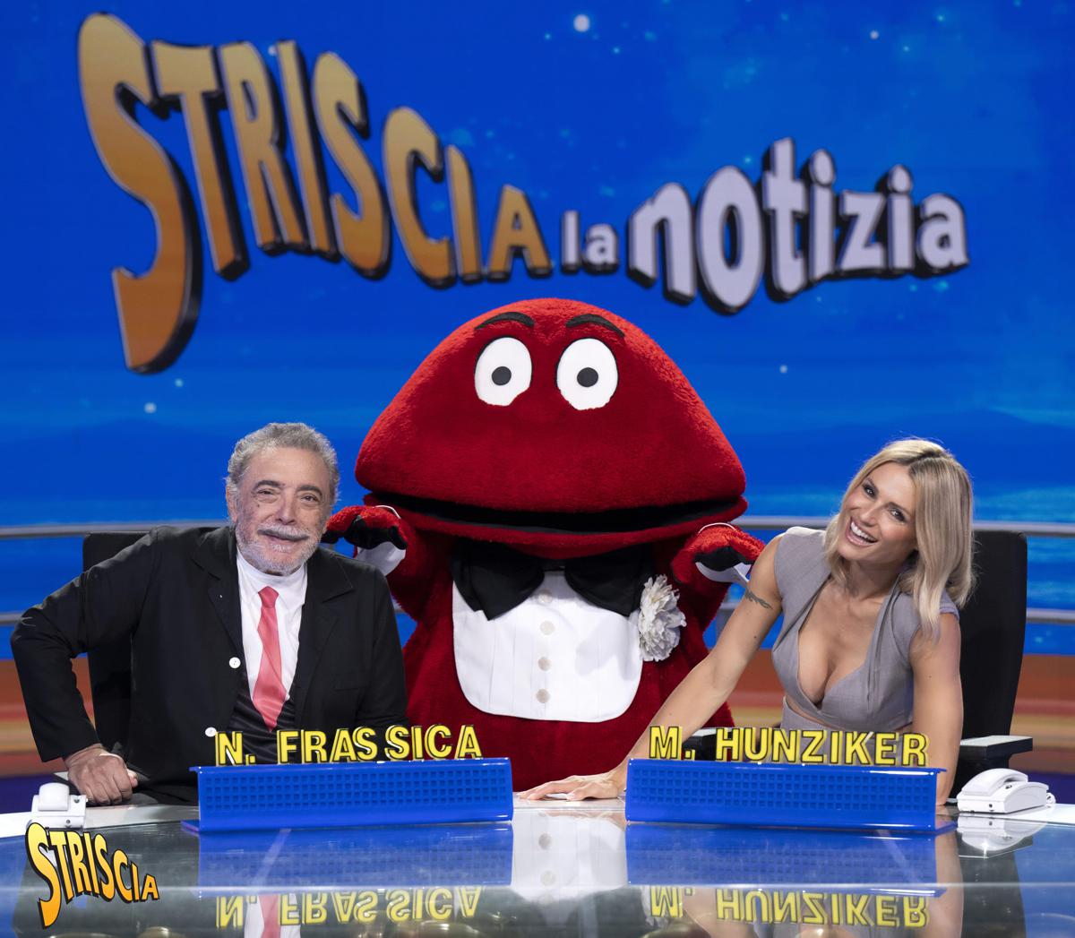 Galleria foto 'Striscia la Notizia torna con Ballantini “Vannacci”, i Caressa, un velino e poi.. Tutte le novità' - foto 1
