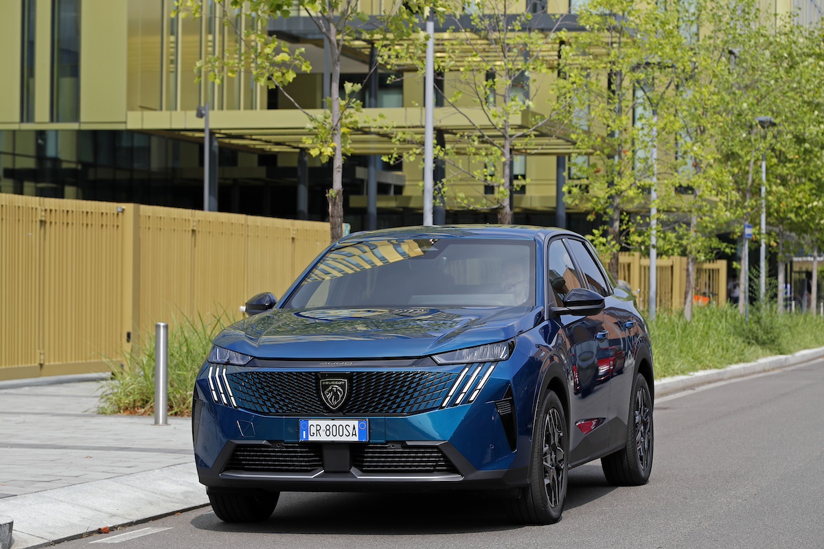 PEUGEOT nuovo 3008 Hybrid: design elegante, tecnologia avanzata e consumi ridotti PEUGEOT nuovo 3008 Hybrid: design elegante, tecnologia avanzata e consumi ridotti