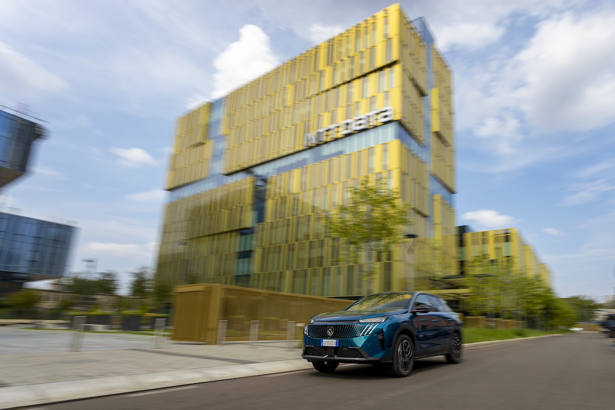 PEUGEOT nuovo 3008 Hybrid: design elegante, tecnologia avanzata e consumi ridotti PEUGEOT nuovo 3008 Hybrid: design elegante, tecnologia avanzata e consumi ridotti