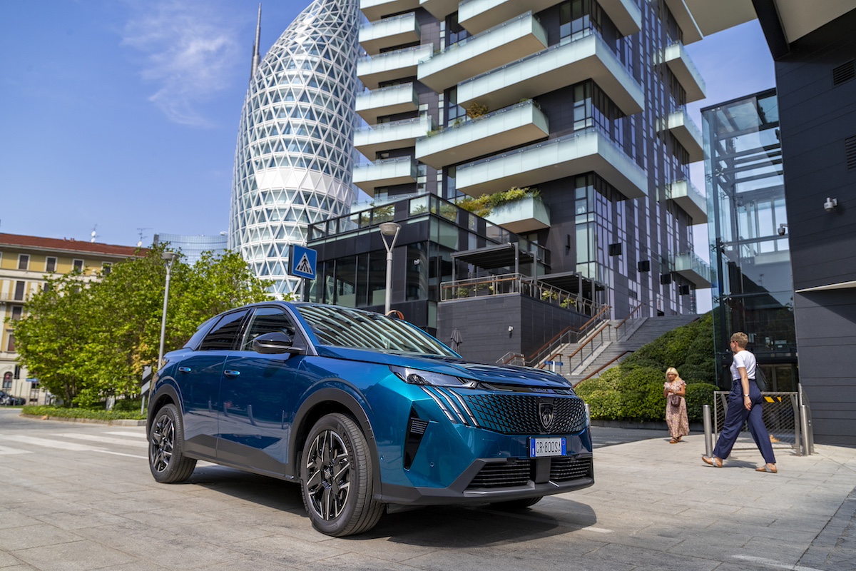 PEUGEOT nuovo 3008 Hybrid: design elegante, tecnologia avanzata e consumi ridotti PEUGEOT nuovo 3008 Hybrid: design elegante, tecnologia avanzata e consumi ridotti