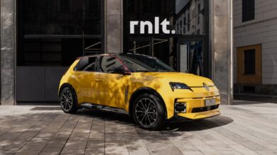 Renault inaugura il primo “rnlt©” in Italia e svela la collaborazione con GCDS per il lancio dell’iconica R5
