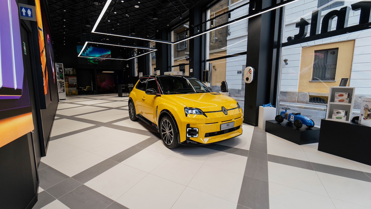 Renault inaugura il primo “rnlt©” in Italia e svela la collaborazione con GCDS per il lancio dell’iconica R5 Renault inaugura il primo “rnlt©” in Italia e svela la collaborazione con GCDS per il lancio dell’iconica R5