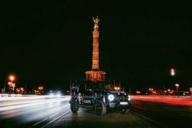 Mercedes-Benz e Roger Federer svelano il progetto Neon Legacy a Berlino